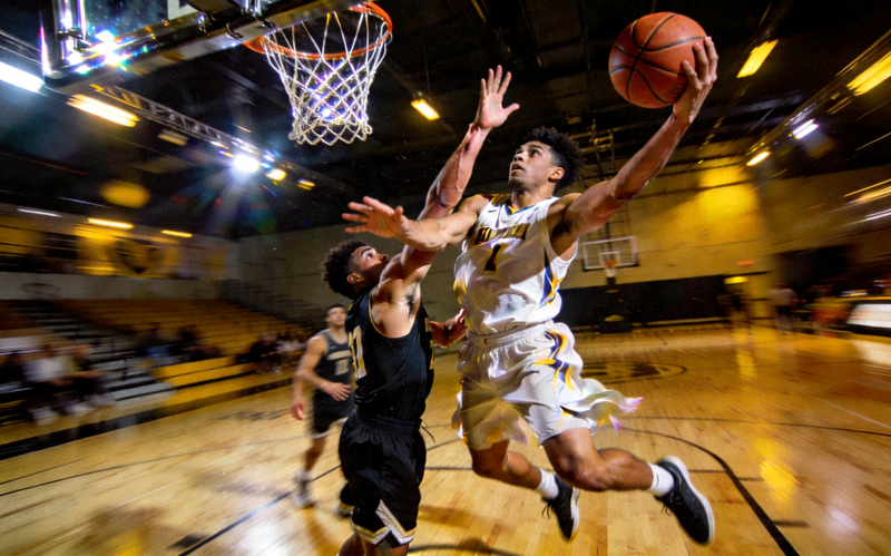 篮球运动员在比赛中突破上篮的空中对抗瞬间